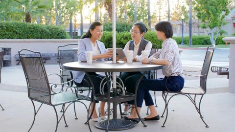 Cristãos lêem as palavras de Deus juntas