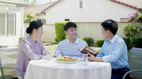 Cristãos leem a Palavra de Deus juntos
